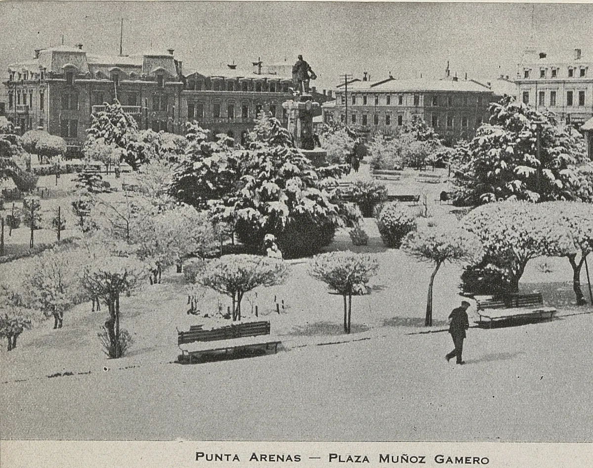 Plaza Muñoz de Gamero, Punta Arenas, 1945 — 1945 | Chile de Ayer