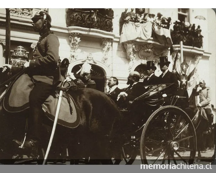 Emiliano Figueroa Larraín en su paso por Alameda, 1910 — 1910 | Chile de Ayer