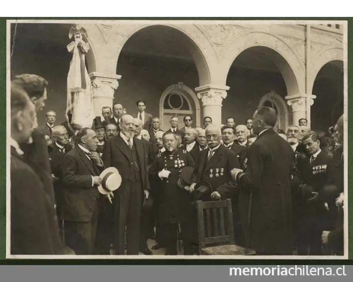 Emiliano Figueroa Larraín en la bendición del estandarte de los veteranos, 1926 — 1926 | Chile de Ayer