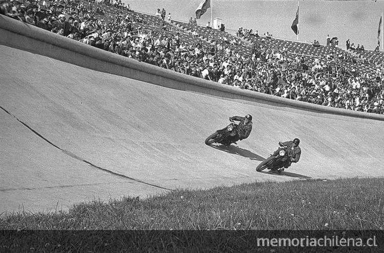 Competencia de motociclismo en el día del Estadio Nacional, 1948 — 1948 | Chile de Ayer