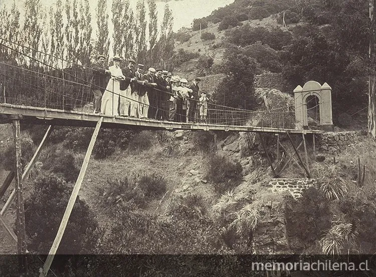 Familia Claude sobre un puente colgante en Termas de Cauquenes, hacia 1920 — 1920 | Chile de Ayer
