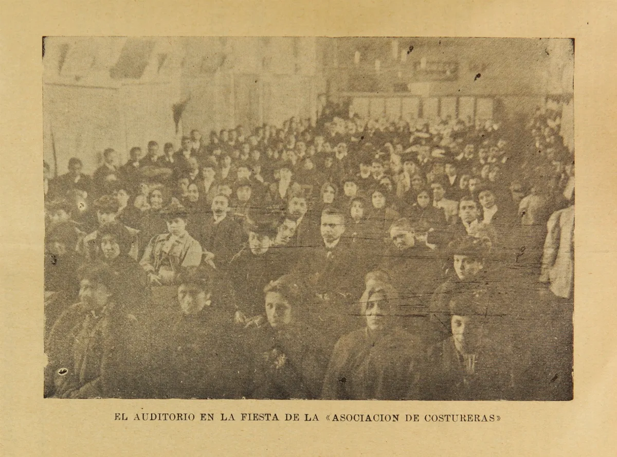 El auditorio en la fiesta de la Asociación de Costureras — 1907 | Chile de Ayer