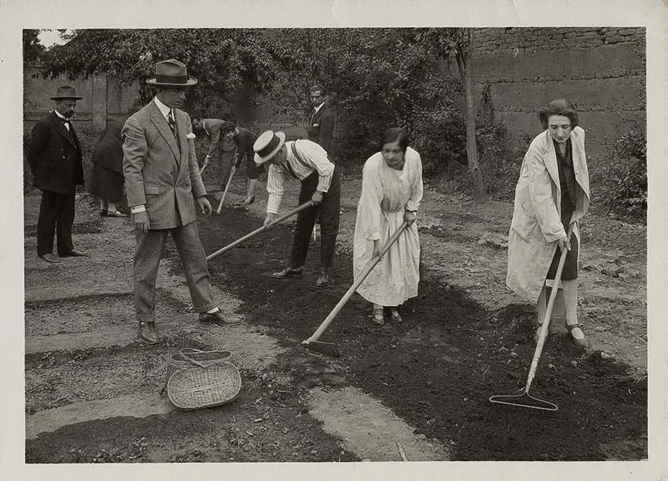 Labores agrícolas en escuela normal de San Bernardo, hacia 1930 — 1930 | Chile de Ayer