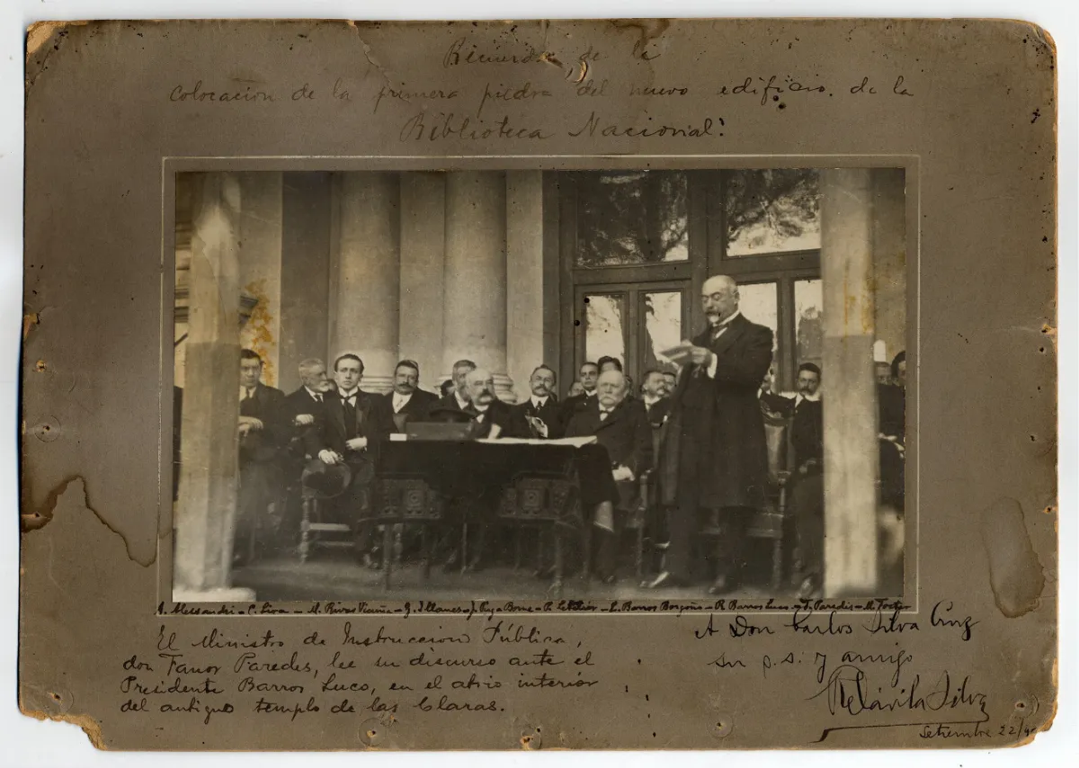 El Ministro de Instrucción Pública, don Fanor Paredes, lee su discurso ante el Presidente Barros Luco, en el atrio interior del antiguo Templo de Las Claras — 1913 | Chile de Ayer