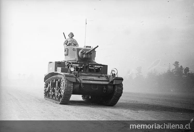 Un tanque cruza la elipse del parque Cousiño, durante preparatoria de la parada militar, 1946 — 1946 | Chile de Ayer