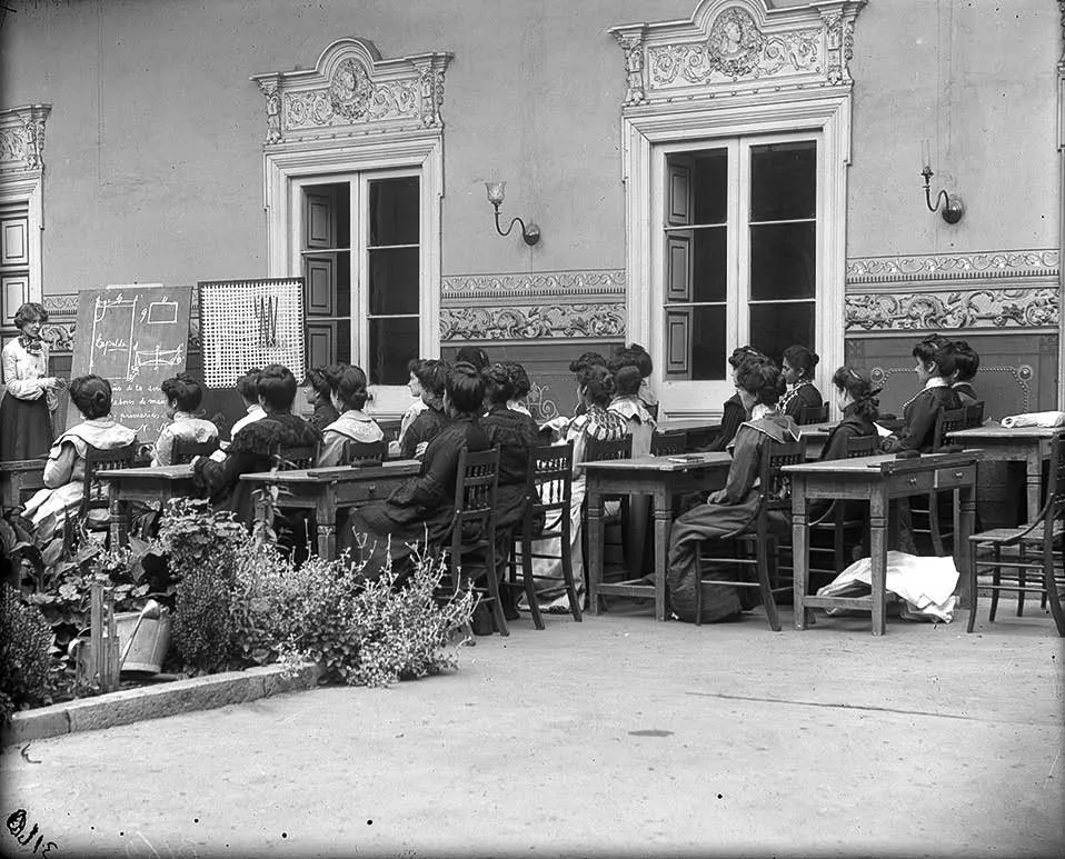 Mujeres junto a su profesora en taller de moda en Escuela Normal no. 3, hacia 1915 — 1915 | Chile de Ayer