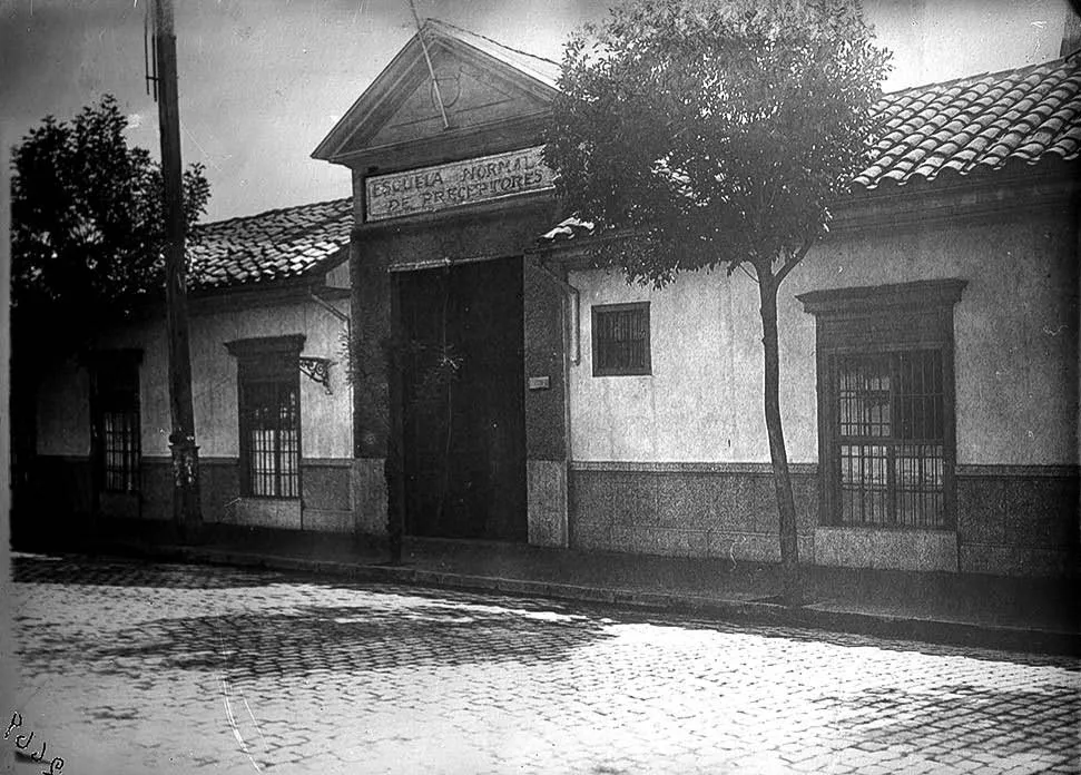 Fachada de la antigua Escuela Normal de Preceptores de Santiago, hacia 1920 — 1920 | Chile de Ayer