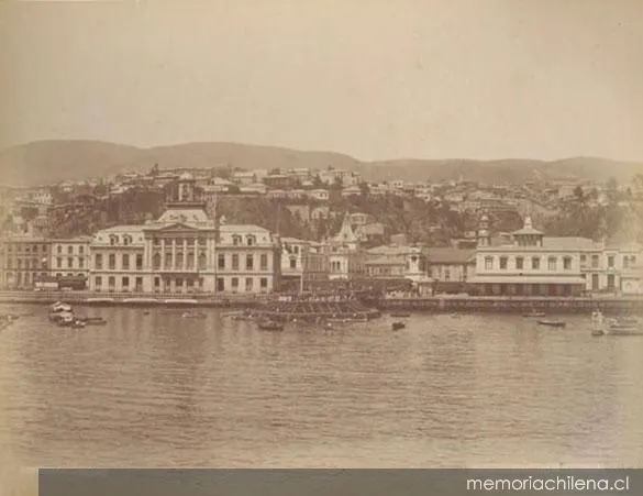 Vista general del muelle Fiscal, hacia 1890 — 1890 | Chile de Ayer