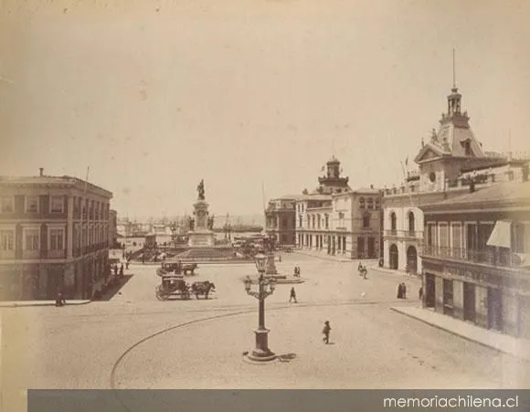 Plaza de la Intendencia, actual Plaza Sotomayor de Valparaíso, hacia 1890 — 1890 | Chile de Ayer