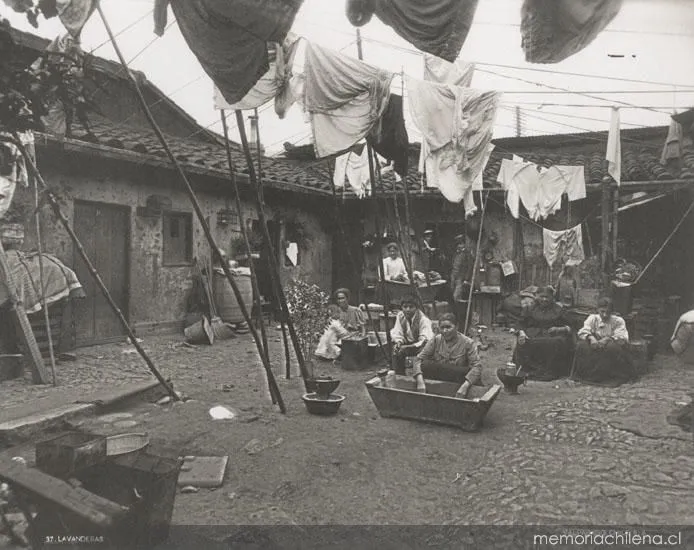 Conventillo de lavanderas, hacia 1900 — 1900 | Chile de Ayer
