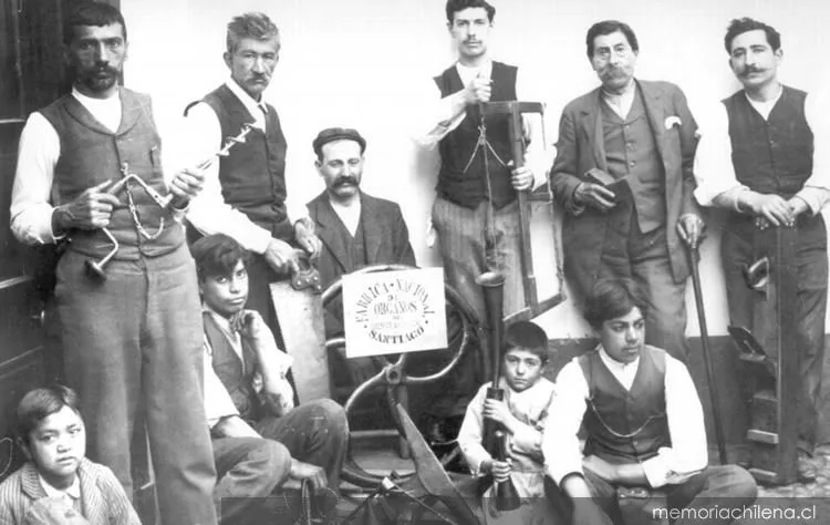 Empleados Fábrica Nacional de Órganos Oreste Carlini, hacia 1900 — 1900 | Chile de Ayer