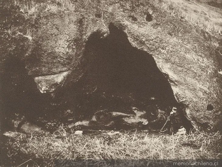 La cueva de Robinson Crusoe en Juan Fernández, hacia 1860 — 1860 | Chile de Ayer