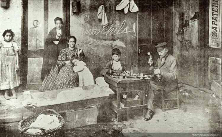 Zapatero remendón junto a su familia, hacia 1900 — 1900 | Chile de Ayer