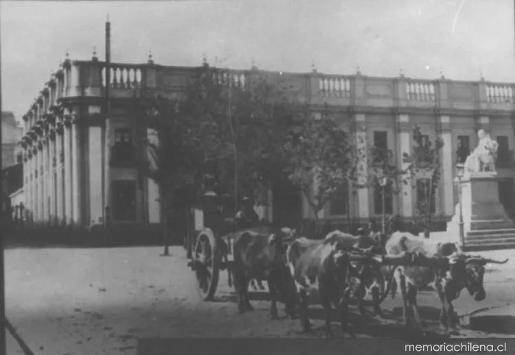 Carreta de bueyes pasando frente a los Tribunales de Justicia y la antigua Aduana de Santiago — 1906 | Chile de Ayer