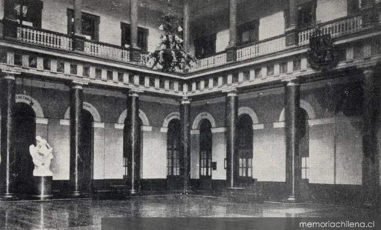 Casa Central de la Universidad de Chile: vista interior del patio poniente o de la rectoría, hacia 1900 — 1900 | Chile de Ayer