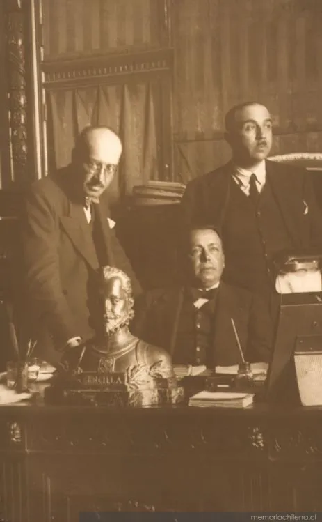 Guillermo Feliú Cruz y Luis Aldunate, de pie, Luis Galdames sentado, hacia 1938 — 1938 | Chile de Ayer