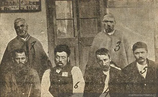 El bandido Juan de Dios López y su banda luego de ser capturados por la policía, 1903 — 1903 | Chile de Ayer
