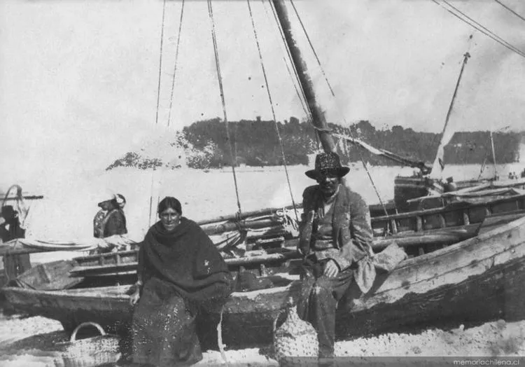 Campesinos sentados en una embarcación en Chiloé, hacia 1935 — 1935 | Chile de Ayer