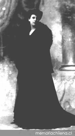 Mujer vestida de negro, hacia 1900 — 1900 | Chile de Ayer