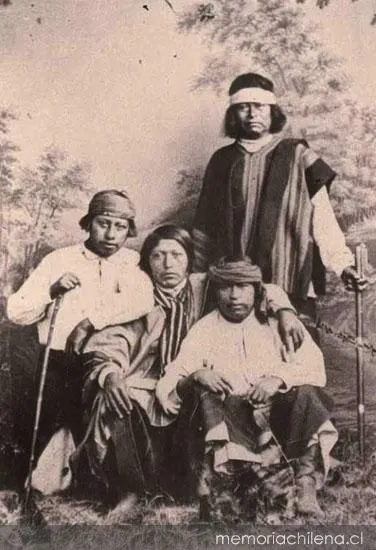Grupo de hombres mapuche — 1890 | Chile de Ayer