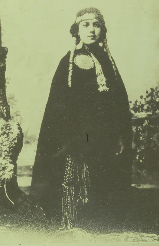 Mujer mapuche luciendo indumentaria tradicional, hacia 1900 — 1900 | Chile de Ayer