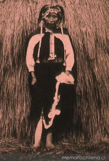 Mujer mapuche fuera de su ruca, hacia 1900 — 1900 | Chile de Ayer