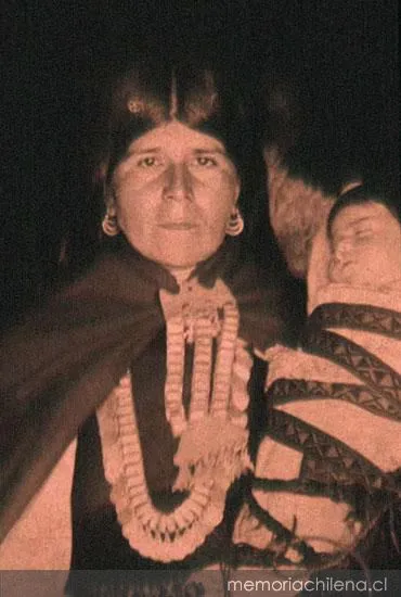 Mujer mapuche luciendo sus joyas de plata, hacia 1898 — 1898 | Chile de Ayer