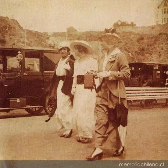 Mujeres en Miramar, Viña del Mar, enero de 1915 — 1915 | Chile de Ayer