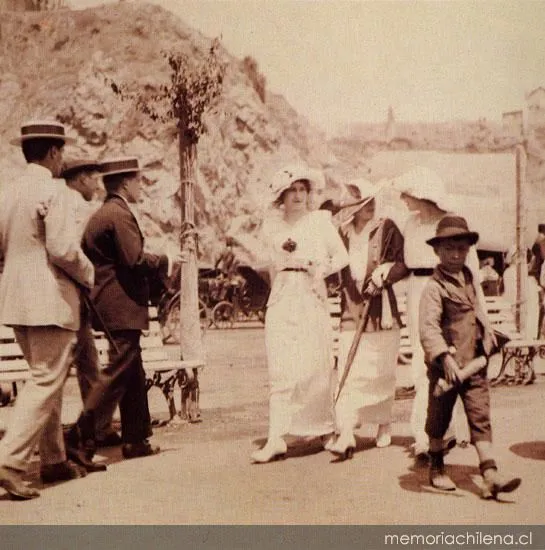 Personas en playa de Miramar, 1914 — 1914 | Chile de Ayer