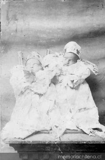 Ritual funerario de dos niños fallecidos a edad temprana, hacia 1900 — 1900 | Chile de Ayer