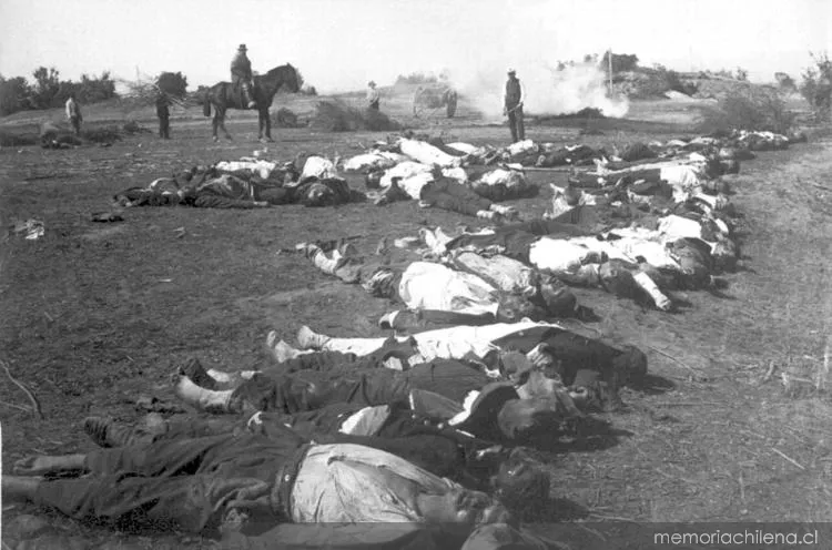 Cadáveres apilados para su cremación tras la Batalla de Placilla : 28 de agosto de 1891 — 1891 | Chile de Ayer