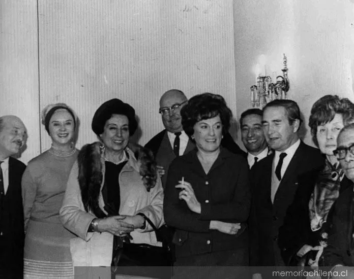 Juvencio Valle junto a Matilde Ladrón de Guevara, hacia 1946 — 1946 | Chile de Ayer
