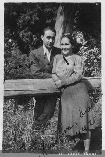 Óscar Castro junto a su esposa Isolda Pradel, hacia 1942 — 1942 | Chile de Ayer
