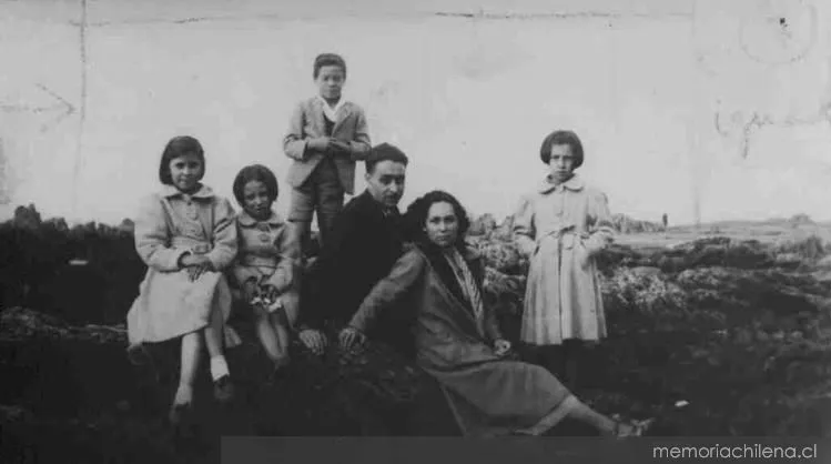 Óscar Castro junto a su esposa Isolda, rodeados por los sobrinos del poeta, hacia 1939 — 1939 | Chile de Ayer