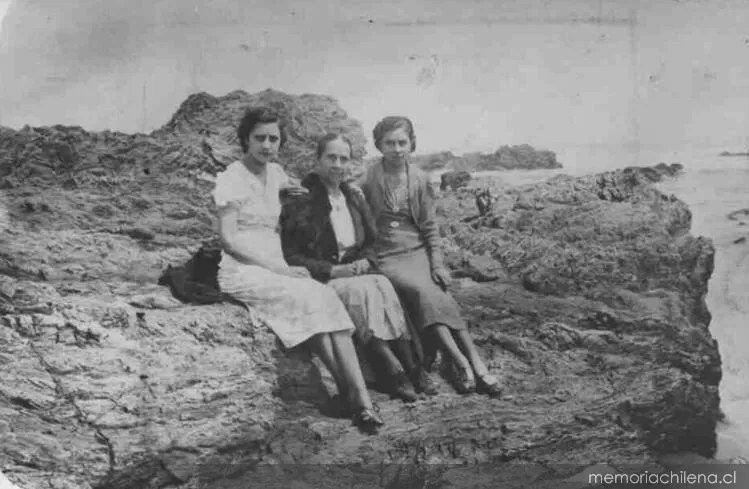 Madre y hermanas de Óscar Castro, 1938 — 1938 | Chile de Ayer
