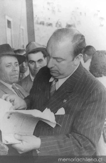 Pablo Neruda leyendo, hacia 1940 — 1940 | Chile de Ayer