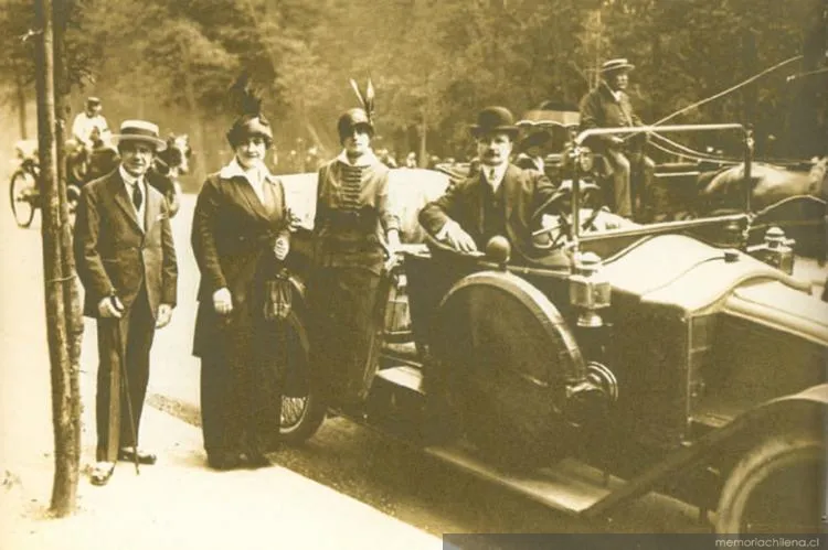 Elegantes en automóvil, época de Luis Orrego Luco, hacia 1915 — 1915 | Chile de Ayer