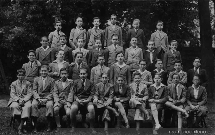 Joaquín Edwards Bello junto a sus compañeros de colegio, hacia 1899 — 1899 | Chile de Ayer