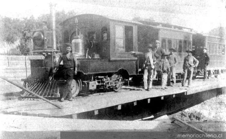 Ferrocarril con locomotora métrica a vapor, probablemente construida en Chile, hacia 1900 — 1850 | Chile de Ayer