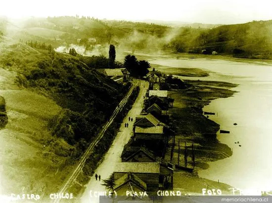 Entrada principal de la carretera y el ferrocarril en Castro, hacia 1930 — 1930 | Chile de Ayer