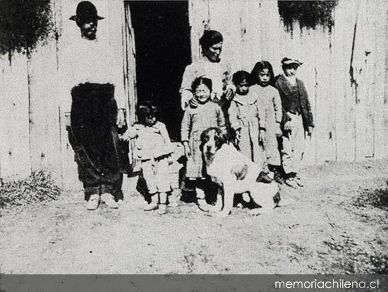 Colono José Parada y su familia, Lago Cochrane, Aysén — 1928 | Chile de Ayer
