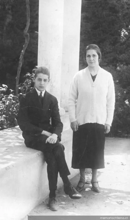 Jaime Eyzaguirre y su madre Amelia Gutiérrez, hacia 1925 — 1925 | Chile de Ayer