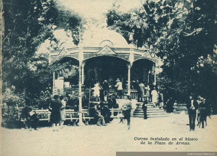 Correo instalado en el kiosko de la Plaza de Armas, 1928 — 1928 | Chile de Ayer