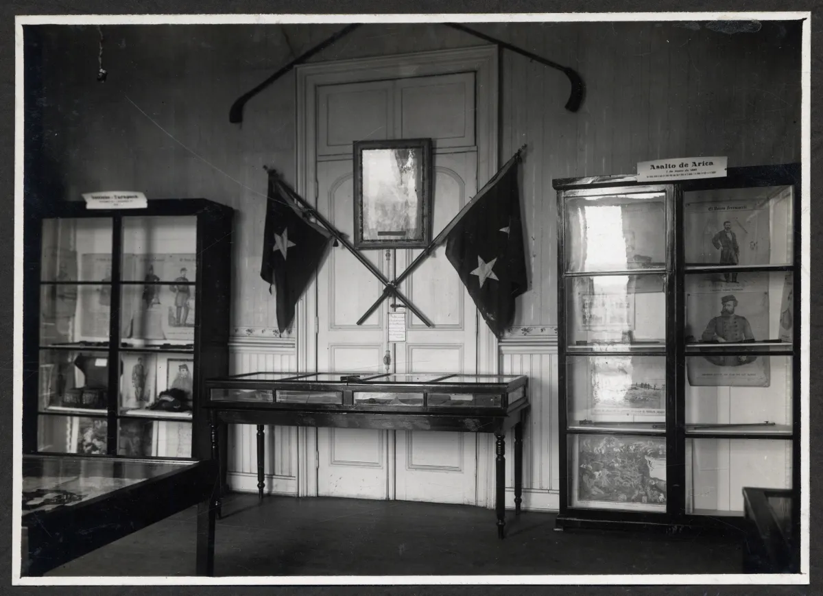 Interior del Museo de Concepción, sección de Historia, recuerdos de la guerra del Pacífico, hacia 1930 — 1930 | Chile de Ayer