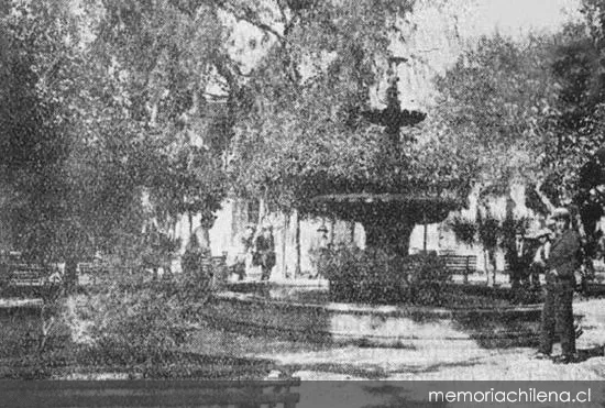 Fuente en la plaza principal de Arica, hacia 1920 — 1920 | Chile de Ayer