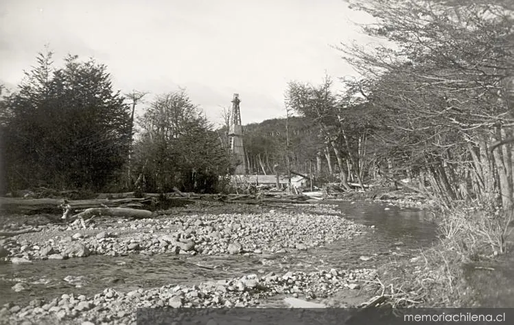 Sondajes petrolíferos del Estado de Chile, en arroyo Tres Puentes, Magallanes, hacia 1940 — 1940 | Chile de Ayer