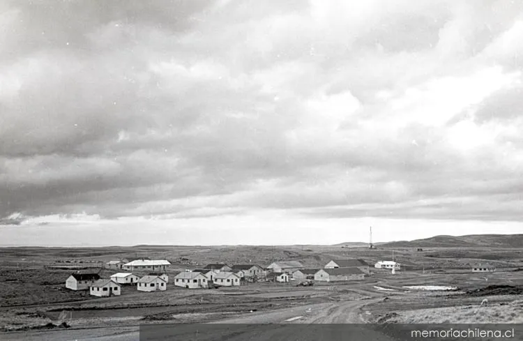 Campamento explotación petrolera en Tierra del Fuego, 1940 — 1940 | Chile de Ayer