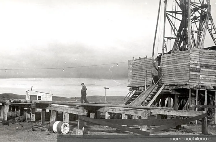 Plataforma petrolera, hacia 1945 — 1945 | Chile de Ayer