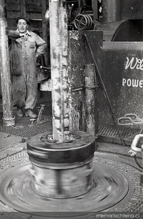 Operario con rueda metálica en taller industrial — 1940 | Chile de Ayer