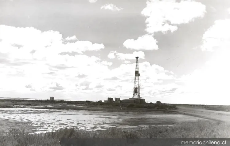 Torre de perforación petrolera con laguna, Tierra del Fuego — 1940 | Chile de Ayer